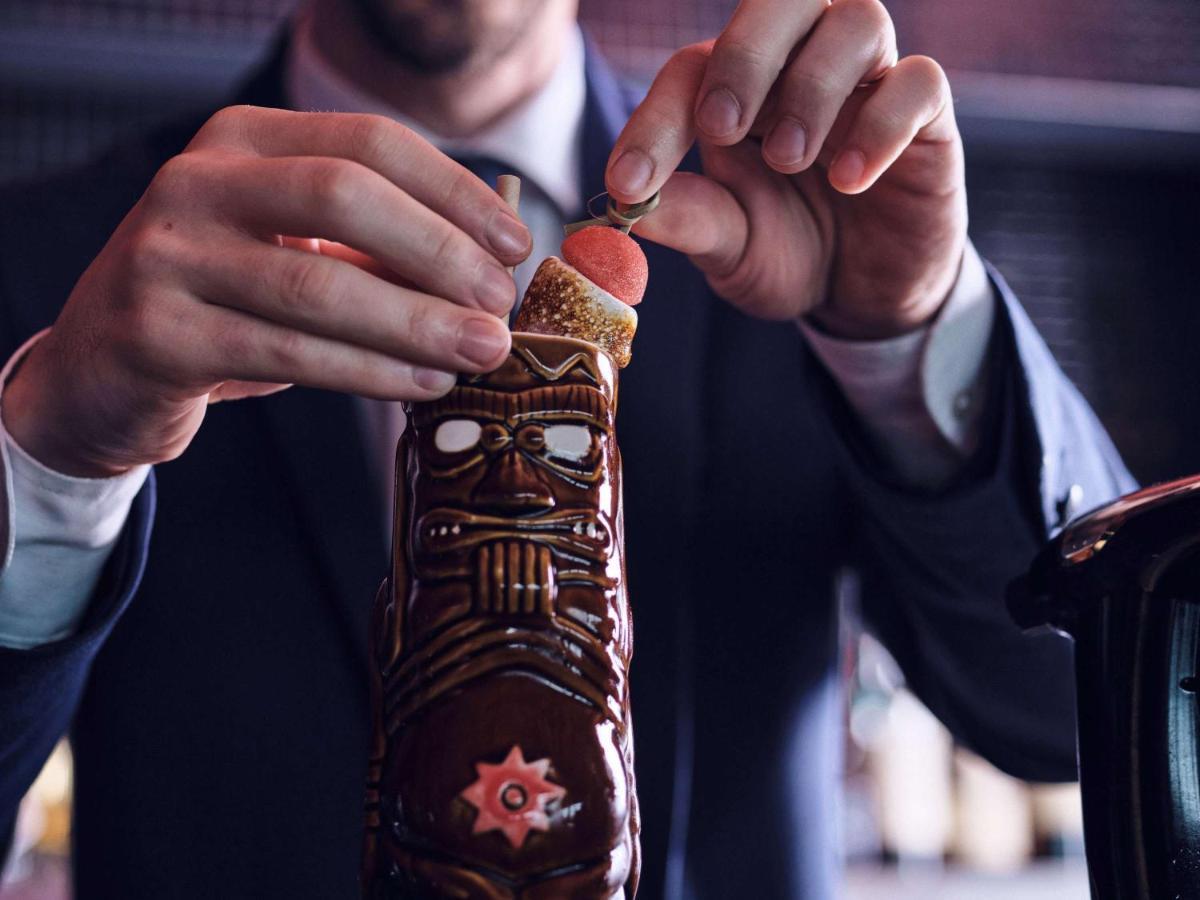 Sofitel Lyon Bellecour Hotel Ngoại thất bức ảnh A bartender opening a bottle of bitters