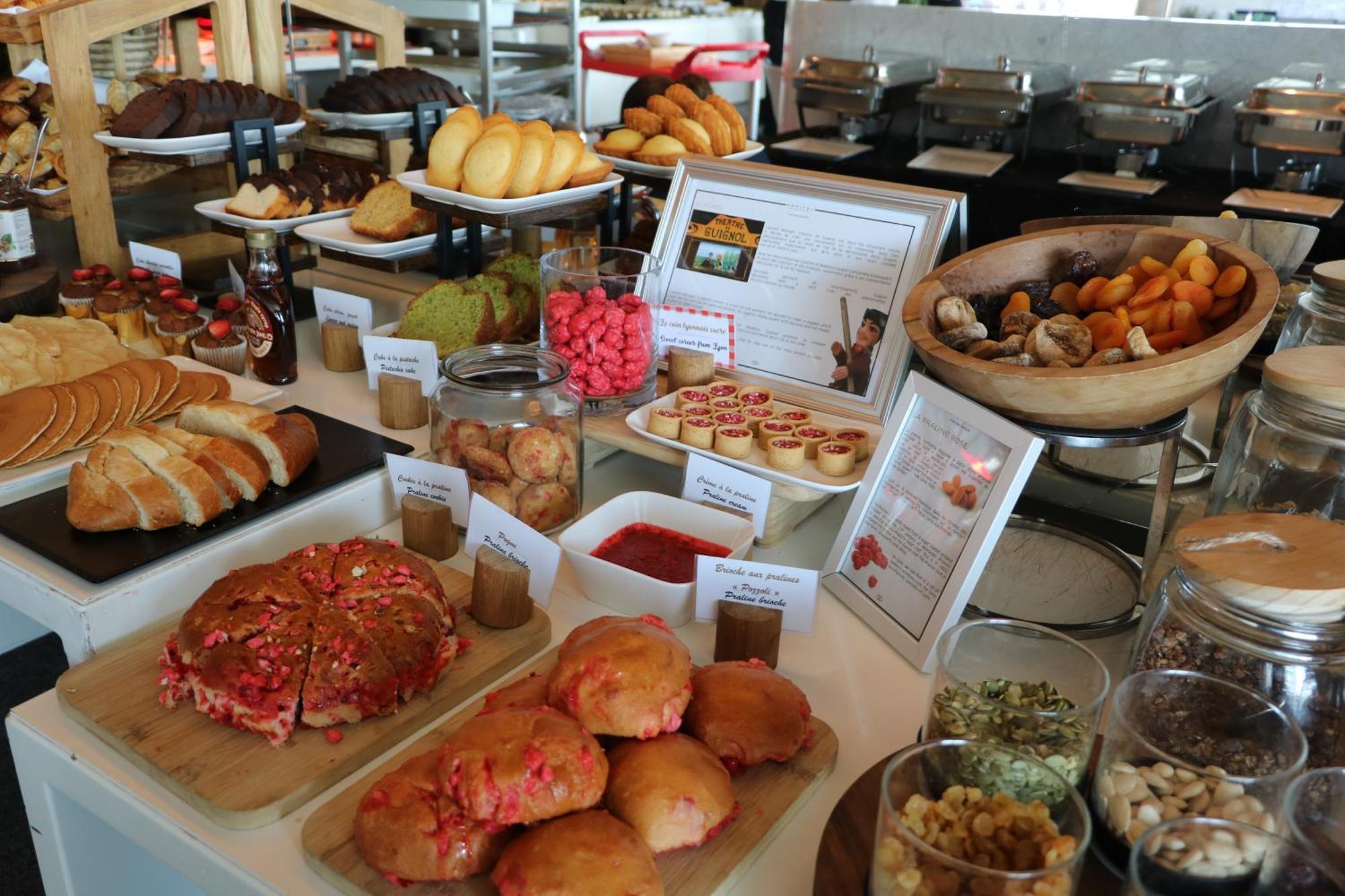 Sofitel Lyon Bellecour Hotel Ngoại thất bức ảnh A selection of pastries at a buffet