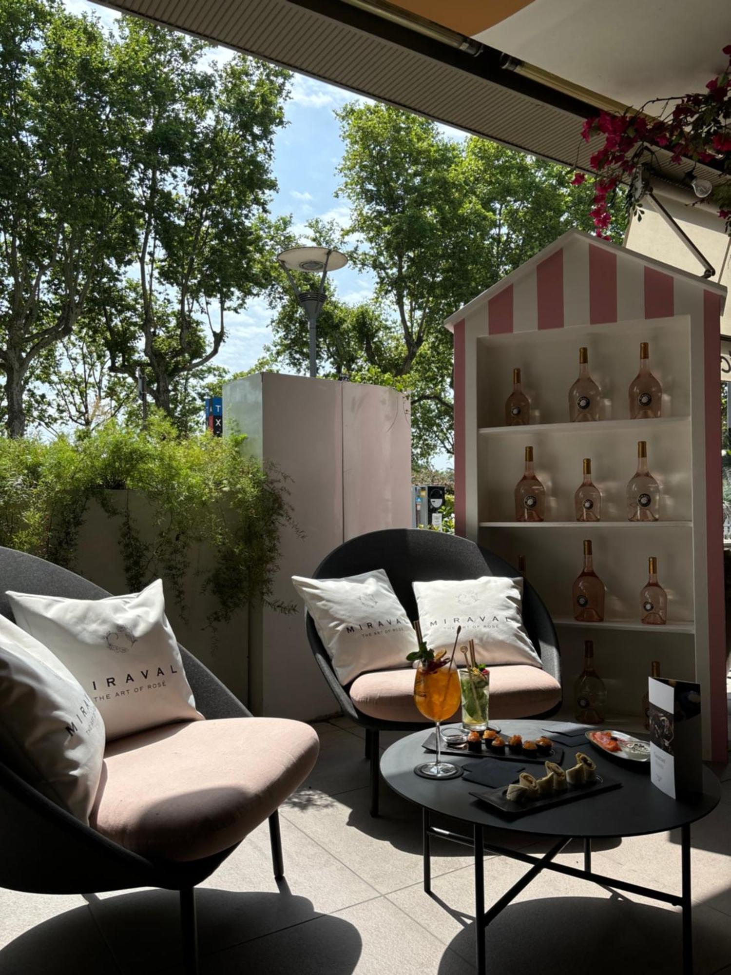 Sofitel Lyon Bellecour Hotel Ngoại thất bức ảnh A cocktail at the Miramar Beach Club